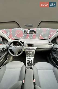 Хэтчбек Opel Astra 2012 в 