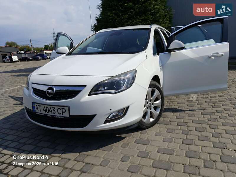Универсал Opel Astra 2011 в Ивано-Франковске
