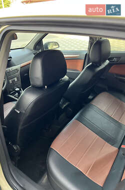 Хэтчбек Opel Astra 2005 в 