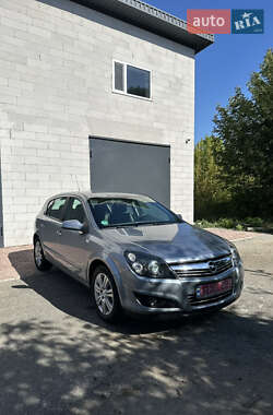 Хэтчбек Opel Astra 2009 в Хороле