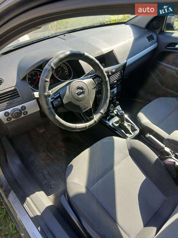 Универсал Opel Astra 2010 в Обухове