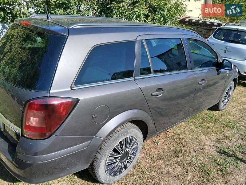 Универсал Opel Astra 2010 в Обухове