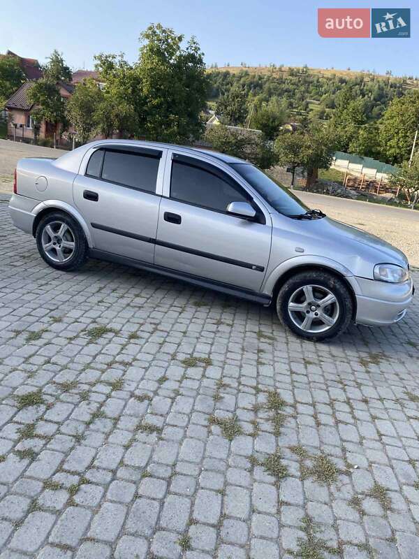 Седан Opel Astra 2000 в Надворной