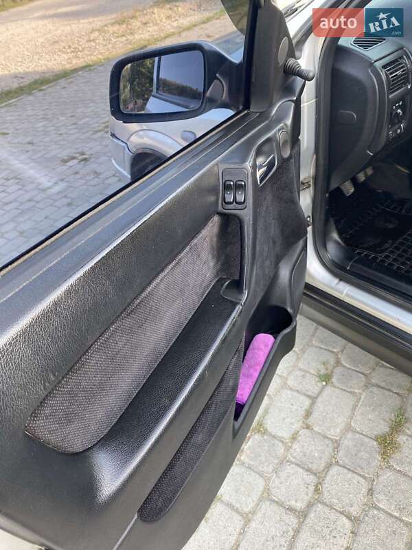 Седан Opel Astra 2000 в Надворной