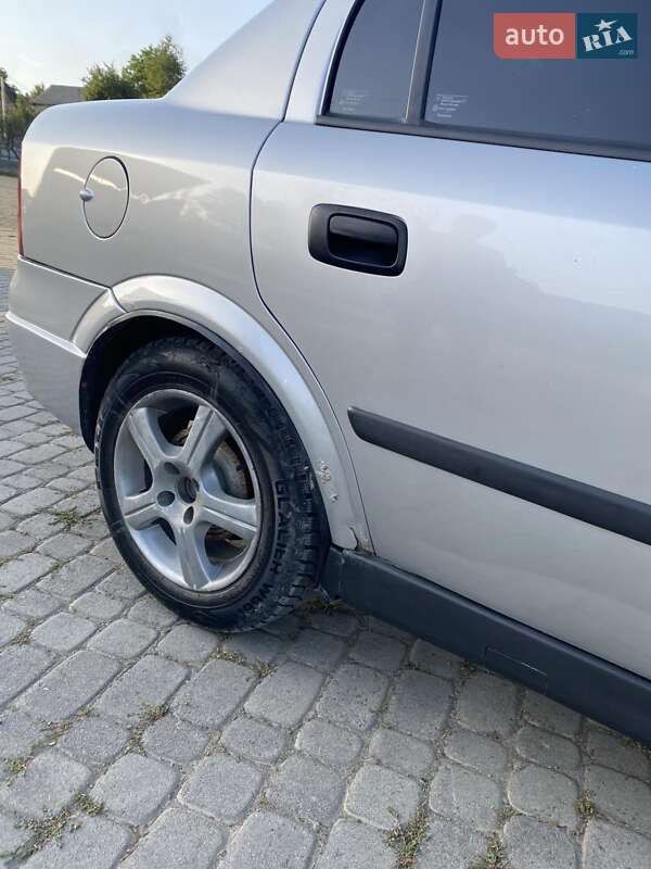 Седан Opel Astra 2000 в Надворной