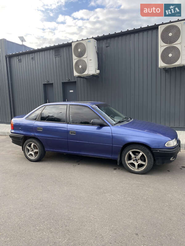 Седан Opel Astra 1992 в Жидачове