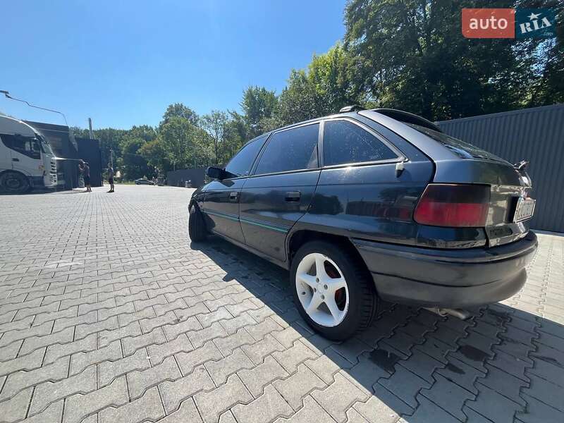 Хэтчбек Opel Astra 1993 в Дрогобыче