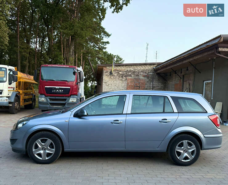 Універсал Opel Astra 2010 в Луцьку