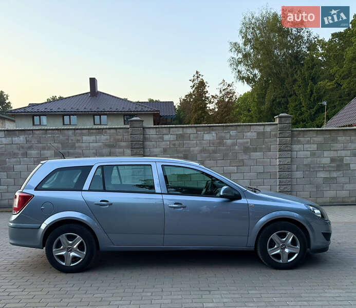 Універсал Opel Astra 2010 в Луцьку