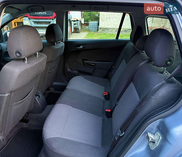 Універсал Opel Astra 2010 в Луцьку
