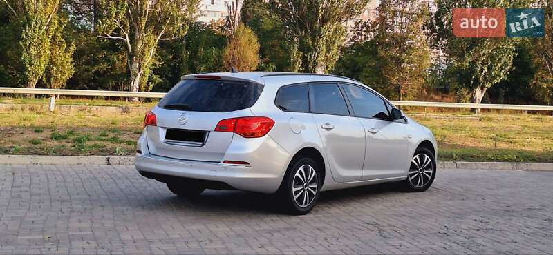 Универсал Opel Astra 2014 в Днепре