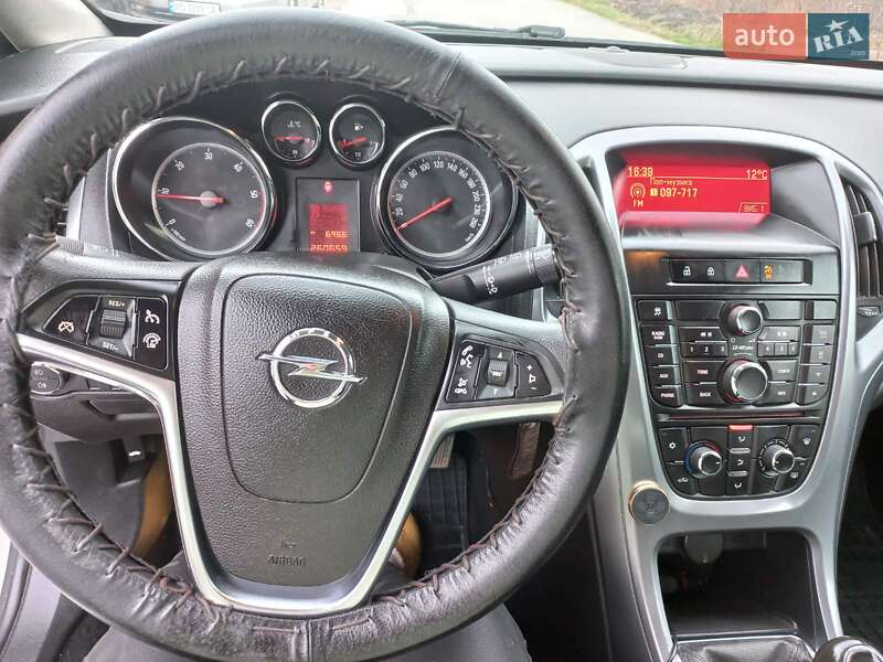 Универсал Opel Astra 2014 в Ужгороде