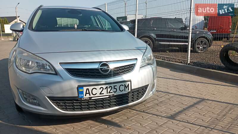 Универсал Opel Astra 2011 в Нововолынске