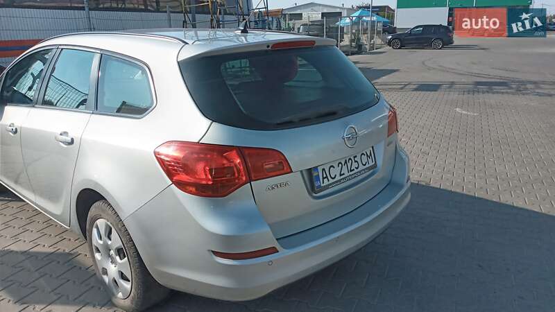 Универсал Opel Astra 2011 в Нововолынске