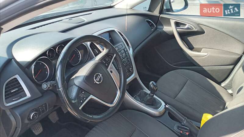 Универсал Opel Astra 2011 в Нововолынске