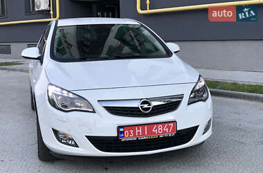 Хэтчбек Opel Astra 2011 в 