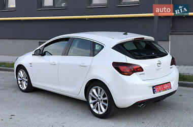 Хэтчбек Opel Astra 2011 в 
