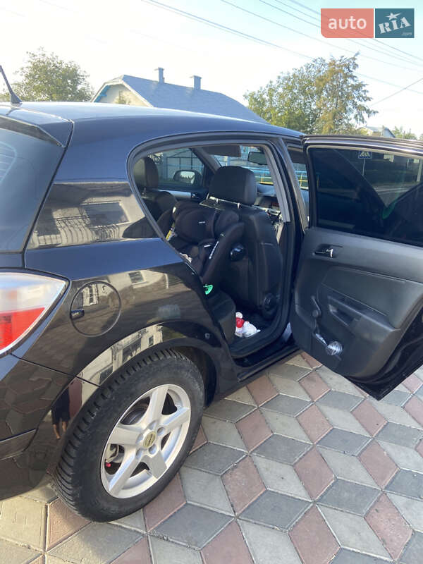 Хетчбек Opel Astra 2006 в Чернівцях