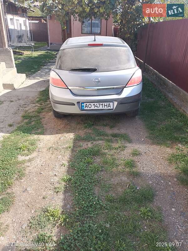 Хэтчбек Opel Astra 2006 в Буштыне