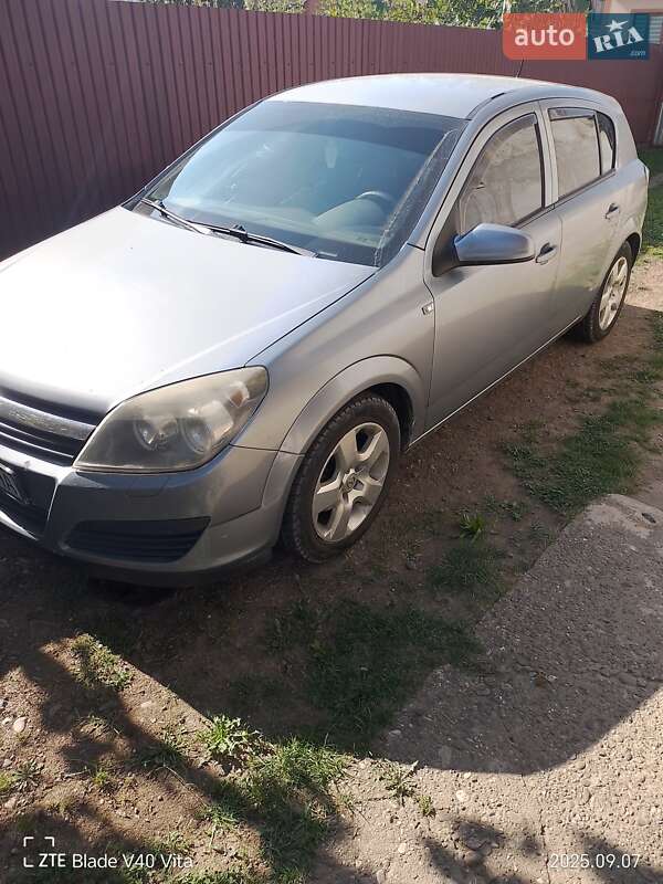 Хэтчбек Opel Astra 2006 в Буштыне