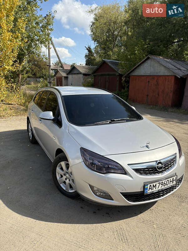Универсал Opel Astra 2012 в Малине