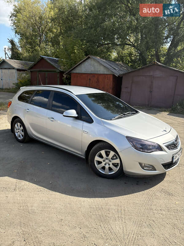 Универсал Opel Astra 2012 в Малине