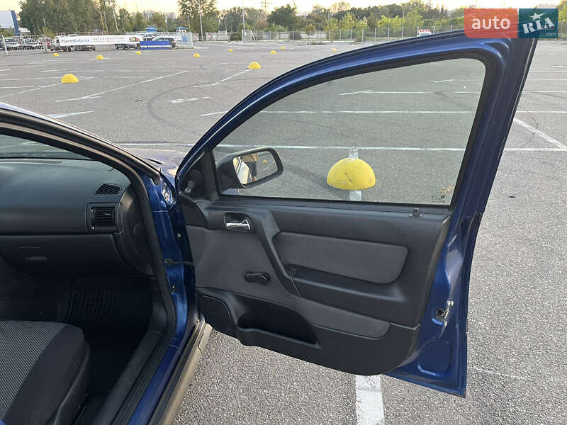 Седан Opel Astra 2006 в Киеве