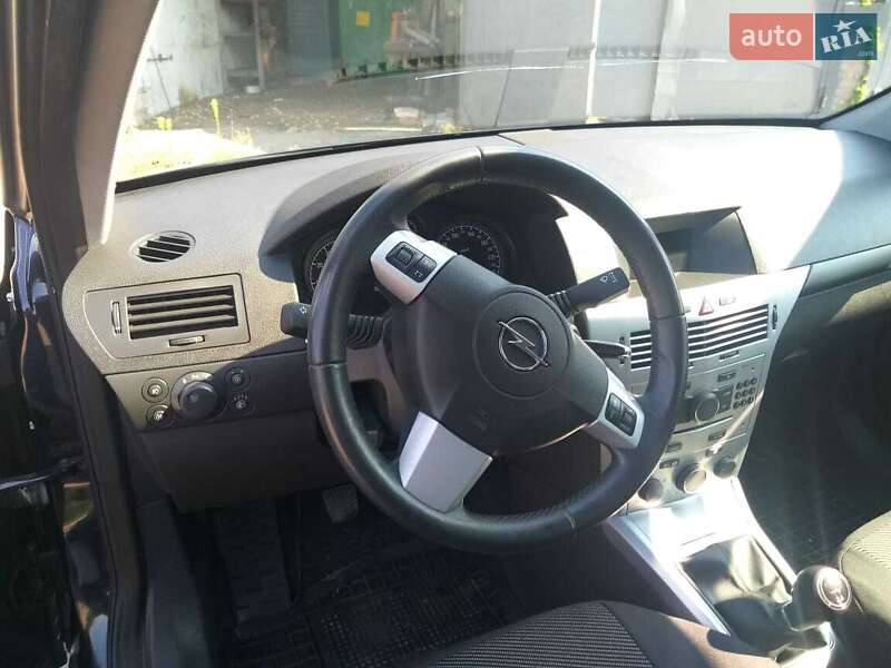 Универсал Opel Astra 2011 в Змиеве