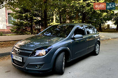 Хэтчбек Opel Astra 2005 в 