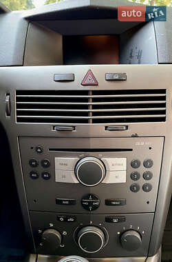 Хэтчбек Opel Astra 2005 в 