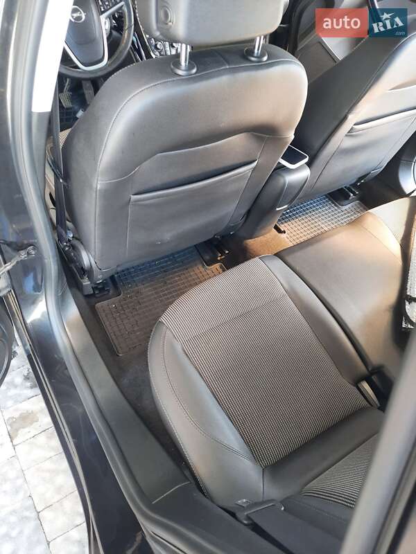 Универсал Opel Astra 2015 в Ужгороде