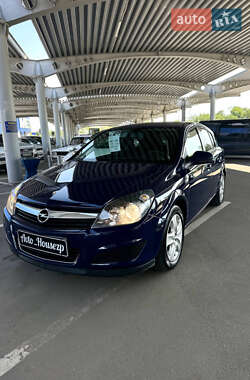 Хэтчбек Opel Astra 2012 в 