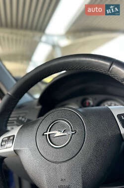 Хэтчбек Opel Astra 2012 в 
