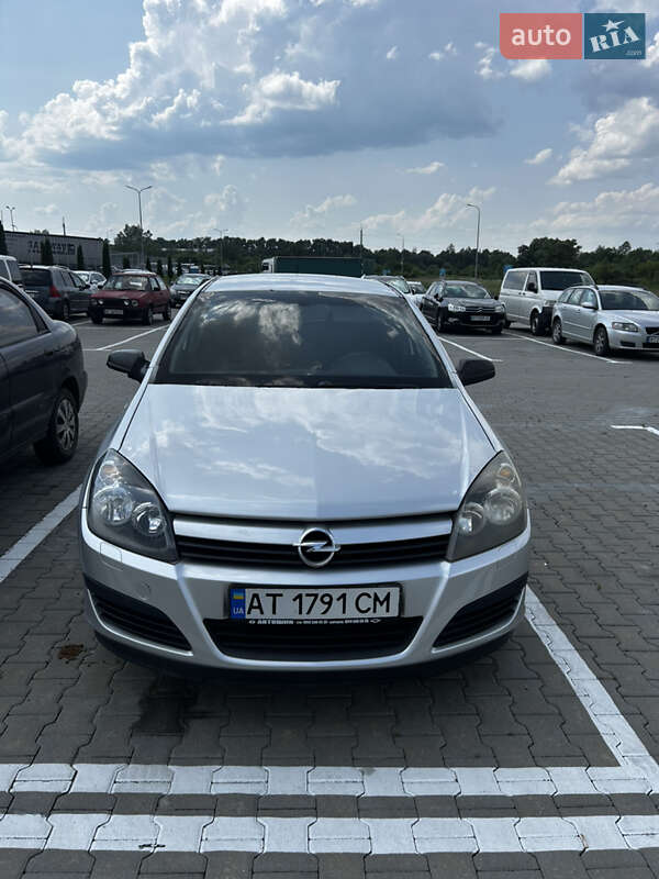 Хэтчбек Opel Astra 2005 в 