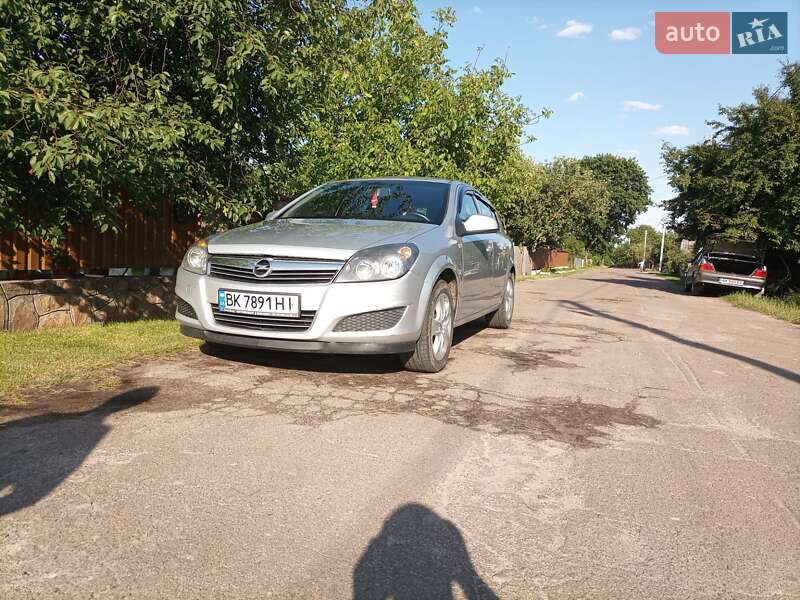 Хэтчбек Opel Astra 2011 в Олевске