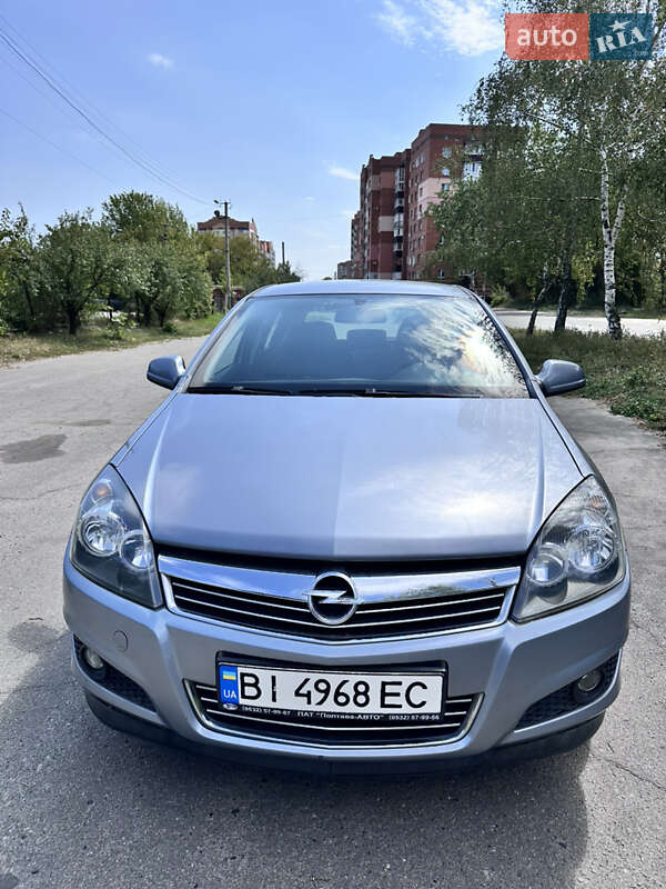 Хэтчбек Opel Astra 2011 в 