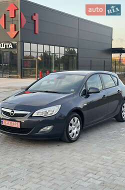 Хэтчбек Opel Astra 2010 в Золочеве