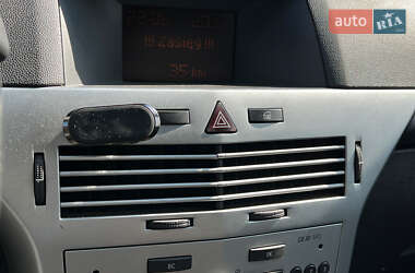 Хэтчбек Opel Astra 2013 в 