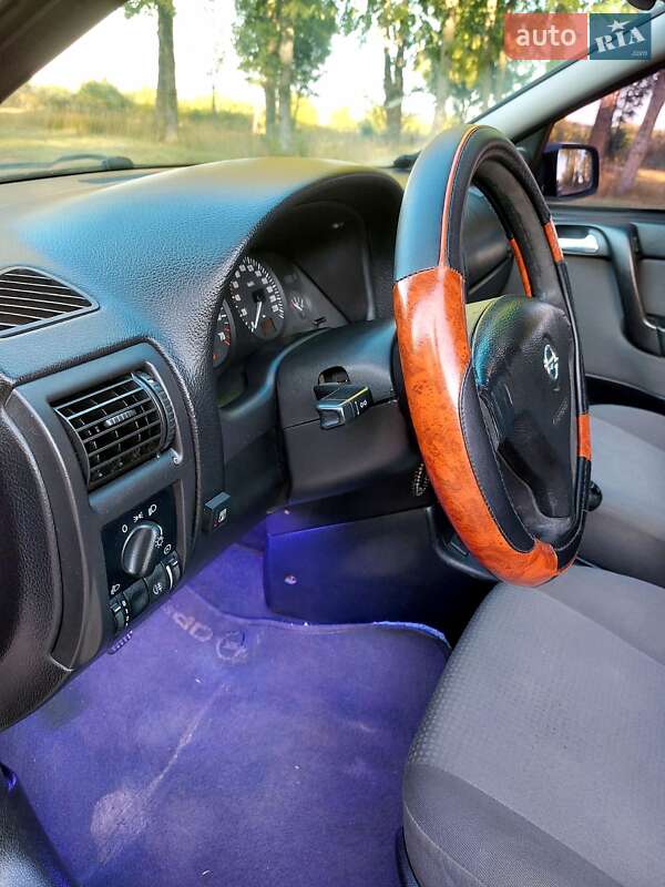Седан Opel Astra 2008 в Тростянце