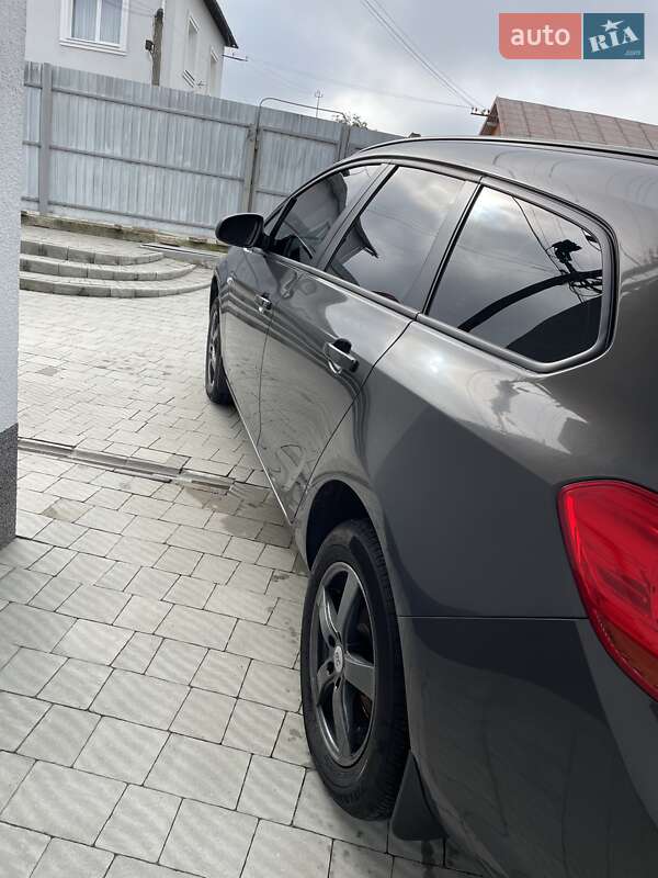 Универсал Opel Astra 2013 в Дрогобыче