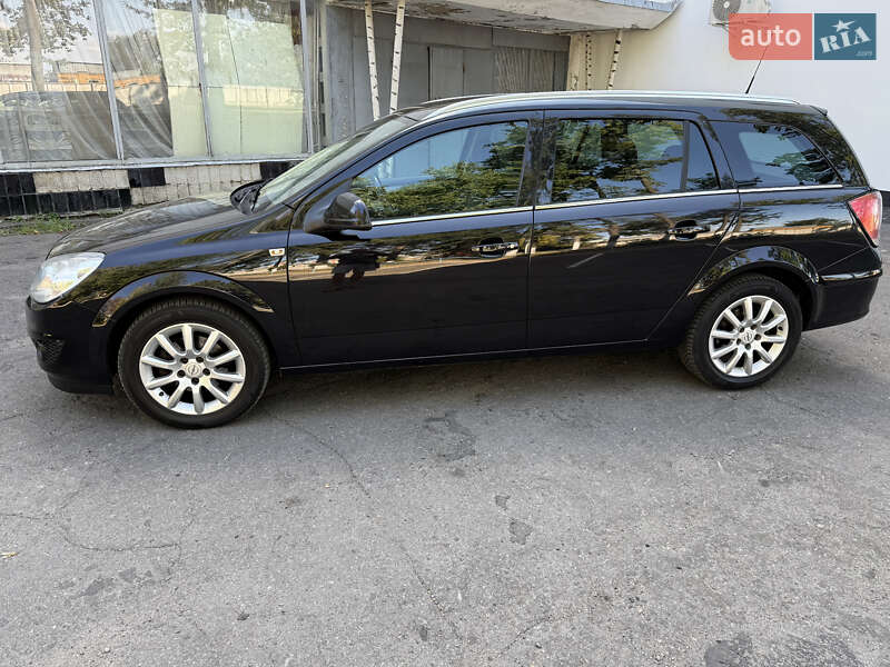 Универсал Opel Astra 2008 в Полтаве