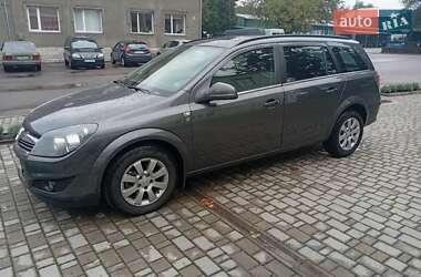 Универсал Opel Astra 2010 в Смыге