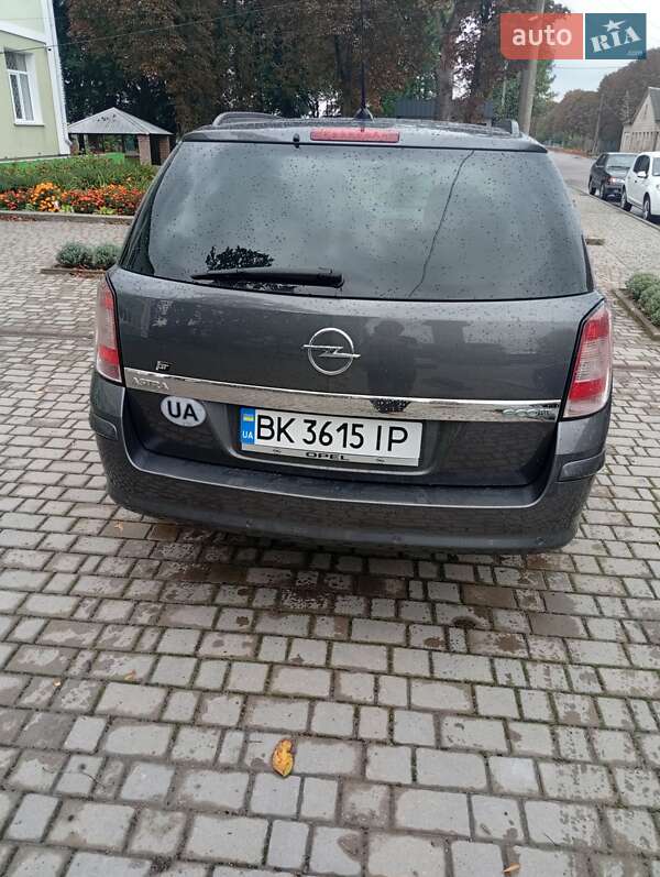 Универсал Opel Astra 2010 в Смыге