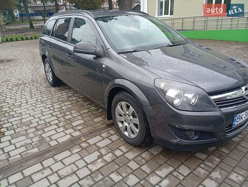 Универсал Opel Astra 2010 в Смыге