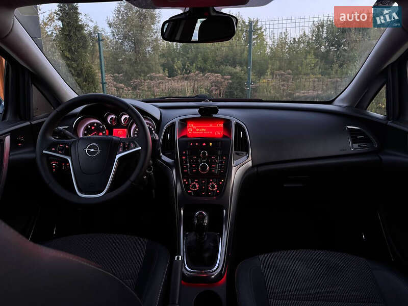 Универсал Opel Astra 2013 в Дрогобыче