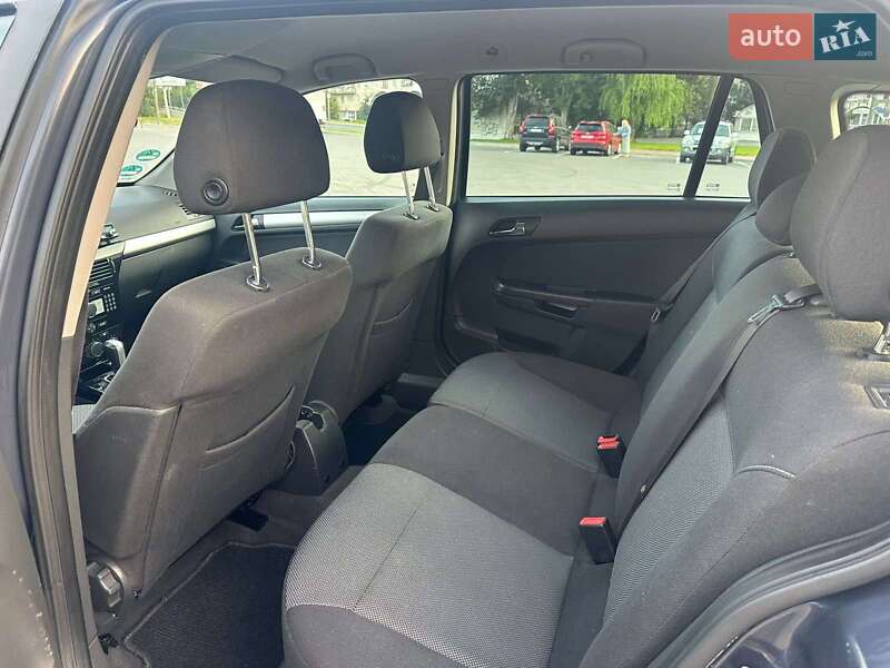 Універсал Opel Astra 2010 в Луцьку