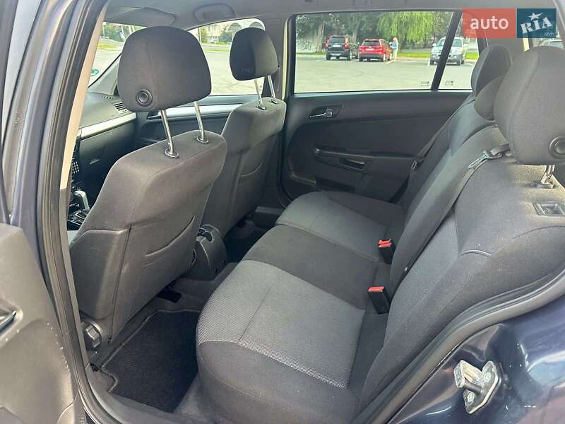 Універсал Opel Astra 2010 в Луцьку