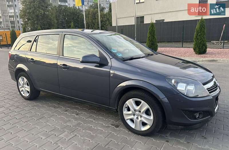 Універсал Opel Astra 2010 в Луцьку
