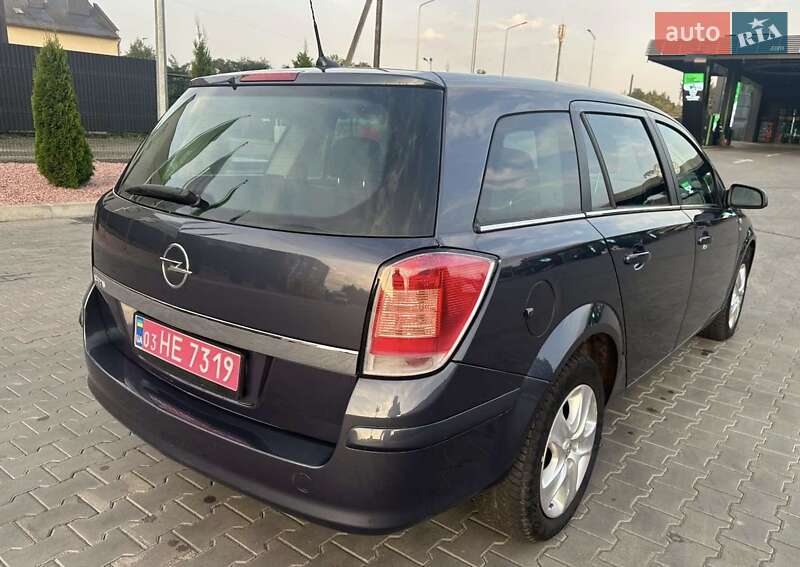 Універсал Opel Astra 2010 в Луцьку
