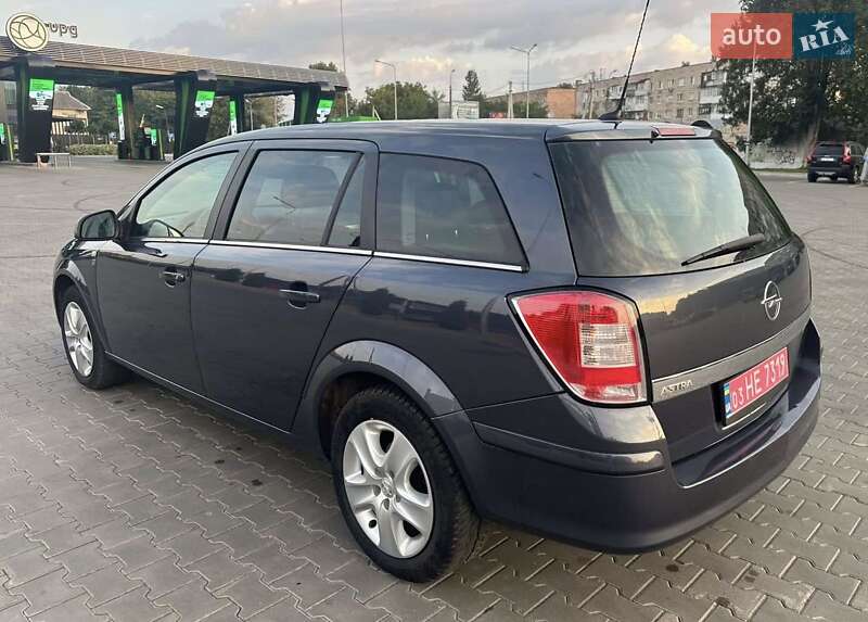 Універсал Opel Astra 2010 в Луцьку